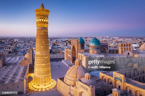 bukhara oezbekistan kalyan minaret en madressa zonsondergang schemering - moskee toerisme stockfoto's en -beelden