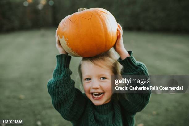 pumpkin - halloween kids fotografías e imágenes de stock