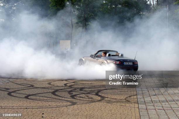 street burnouts in a car - burning rubber stock pictures, royalty-free photos & images