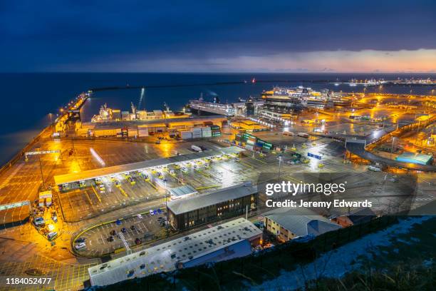 hafen von dover, kent, großbritannien - sea channel stock-fotos und bilder