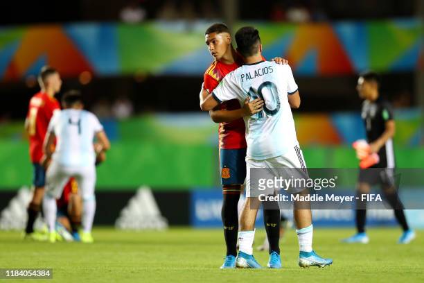 Oscar Aranda of Spain and Matias Palacios of Argentina hug after the FIFA U-17 World Cup Brazil 2019 group E match between Spain and Argentina at...