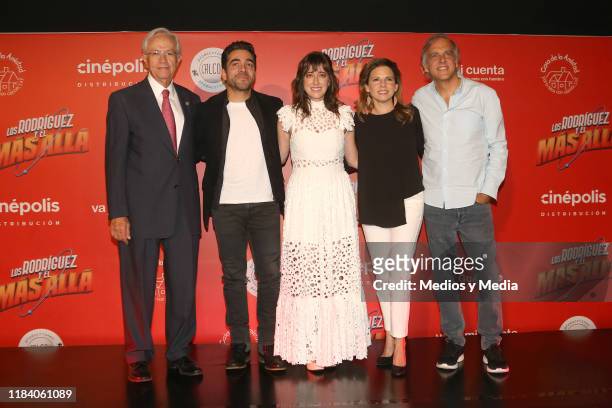 Alberto Torres Durazno, Omar Chaparro, Mariana Treviño, Ivonne Madrid and Paco Arango poses for photos during a press conference of 'Los Rodriguez Y...