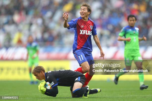 Kensuke Nagai of FC Tokyo protests the referee during the J.League J1 match between FC Tokyo and Shonan Bellmare at Ajinomoto Stadium on November 23,...