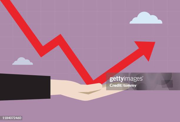 geschäftsmann hand hilft graph nach oben zu bewegen - cashflow stock-grafiken, -clipart, -cartoons und -symbole