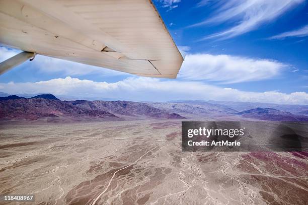 desert nazca under wing - nazca lines 個照片及圖片檔