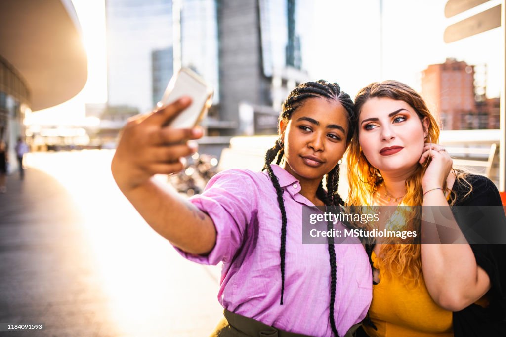 Zwei schöne Frauen, die ein Selfie machen.