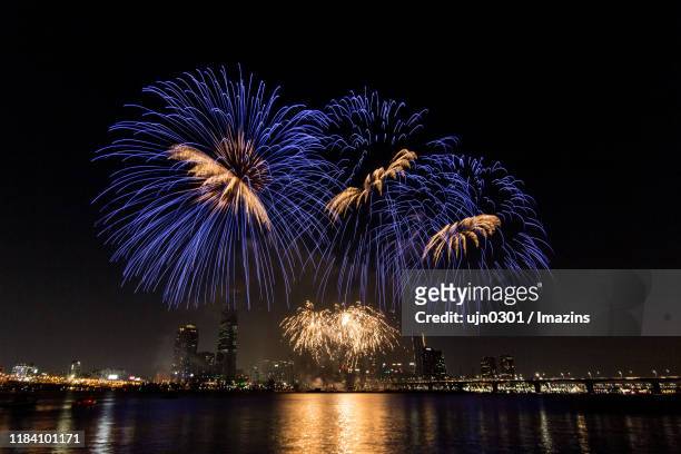 fireworks above han river, seoul, south korea - yeouido stock pictures, royalty-free photos & images