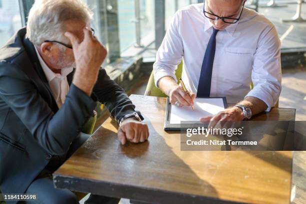 businessman discussion and sign business the contract agreement. - avocat métier photos et images de collection