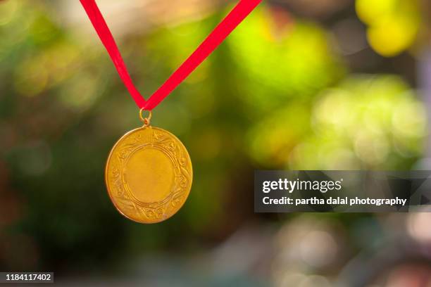 close up of gold medal - door close button stockfoto's en -beelden