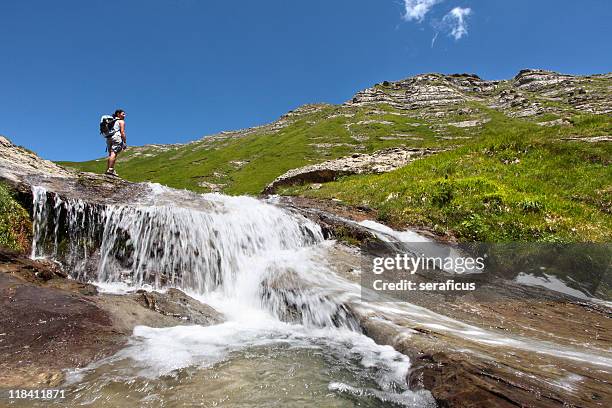 camminando sulle cascate - abruzzi foto e immagini stock