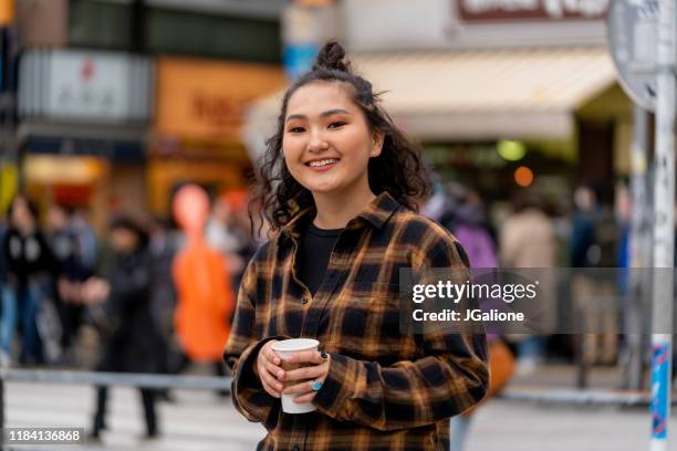 porträt einer selbstbewussten jungen frau - topknot stock-fotos und bilder