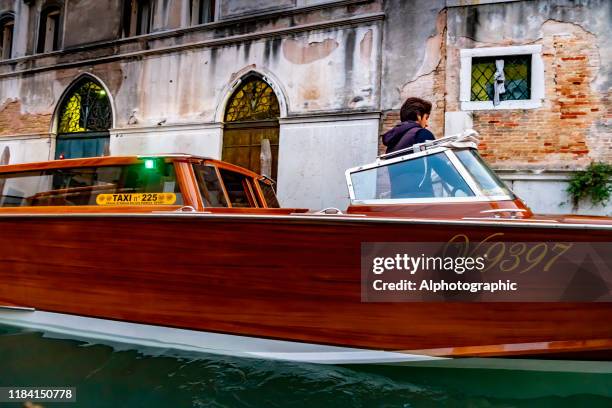 gondola on greci canal, venice - táxi aquático imagens e fotografias de stock