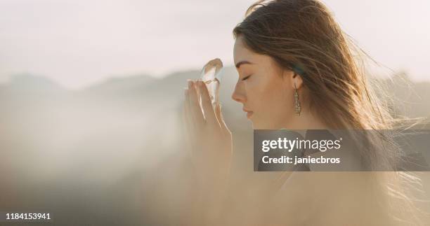癒しの結晶を持つ女性の頭 - クリスタル ストックフォトと画像