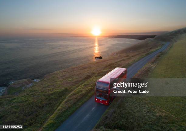 double decker bus on coastal road in cornwall - autobus foto e immagini stock
