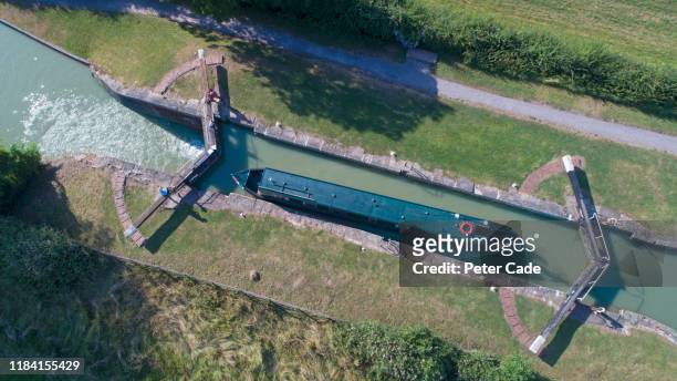 barge boat on the bath and avon canal - kanaalsluis stockfoto's en -beelden