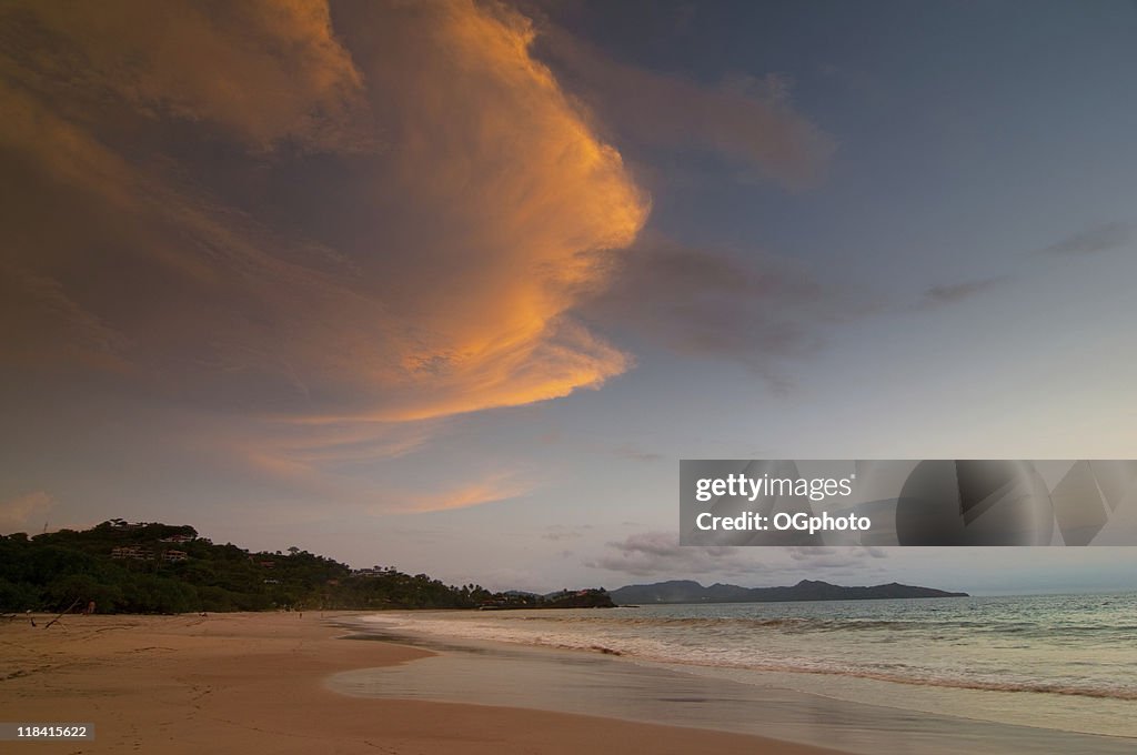 Nuvens sobre a Costa-riquenho praia ao pôr-do-sol