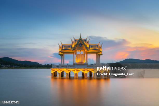sunset view van thai pavilion in khao tao reservoir, hua hin, thailand. - hua hin thailand stockfoto's en -beelden