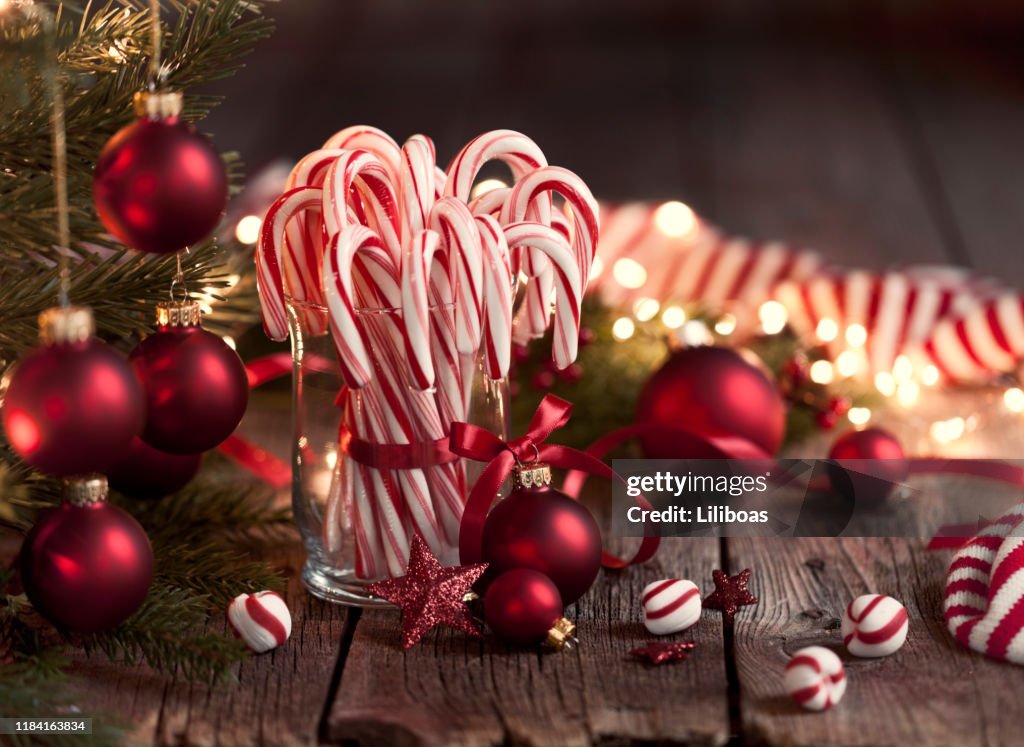 Candy Canes und helle Weihnachtslichter