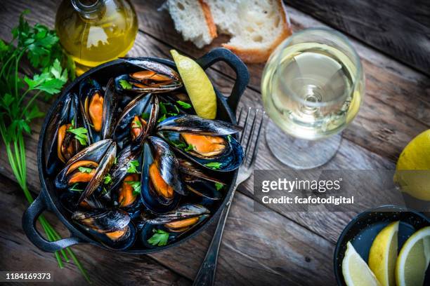 gestoomde mosselen in een kookpan - mussels stockfoto's en -beelden