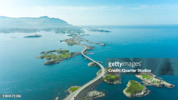 luftaufnahme des atlantischen weges an der westküste norwegens - atlantic road norway stock-fotos und bilder