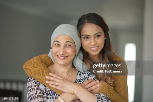 paciente de câncer maduro recebe um abraço de sua foto de estoque filha - arab women fat - fotografias e filmes do acervo