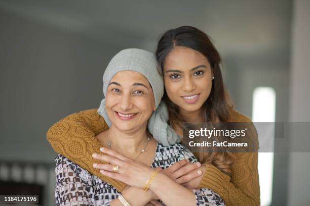 成熟的癌症患者收到一個擁抱從她的女兒股票照片 - arab women fat 個照片及圖片檔