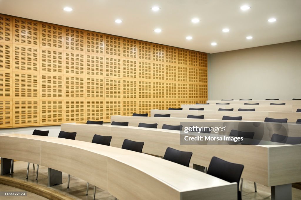 Interior de la sala de conferencias iluminada vacía