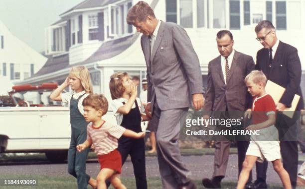 Le président des Etats-Unis John Fitzgerald Kennedy arrivant avec ses enfants au Kennedy Compound, à Hyannis Port, dans le Massachusetts, circa 1960,...
