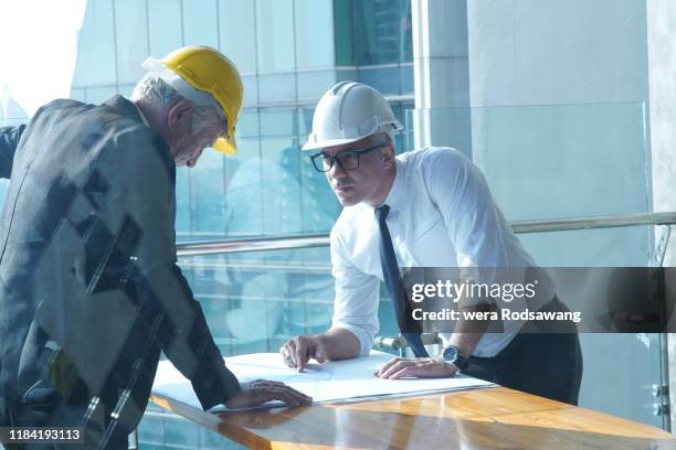 team of senior project engineers consulting providing technical advice - ingeniero civil fotografías e imágenes de stock