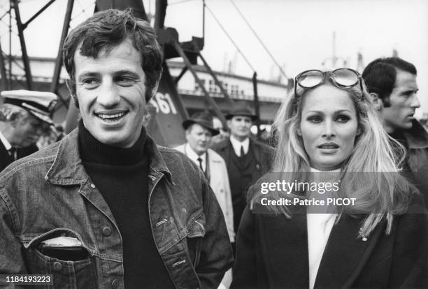 Jean-Paul Belmondo et Ursula Andress lors du tournage du film 'Le Cerveau' réalisé par Gérard Oury au Havre le 9 aout 1968, France.