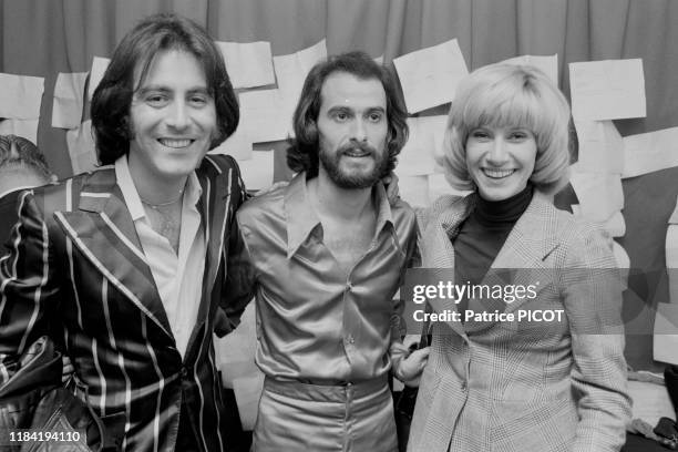 Michel Delpech et Danièle Gilbert félicitent le chanteur Michel Fugain après un concert à l'Olympia de Paris en 1974, France.