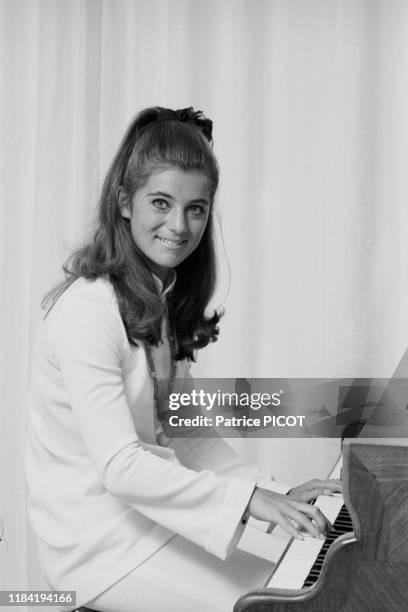 La chanteuse française Sheila dans sa maison de vacances à Saint-Raphaël le 23 aout 1968, France.