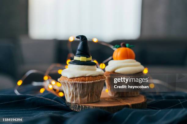 heks hoed en pompoen cupcakes - muffin stockfoto's en -beelden