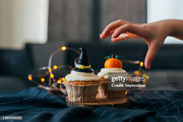 witch hat and pumpkin cupcakes - comida doce imagens e fotografias de stock