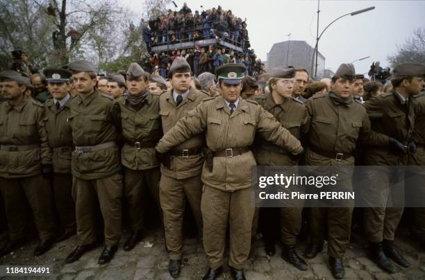 La foule contenue par la police aux abords du Mur de Berlin après son ouverture le 12 novembre 1989, Allemagne.