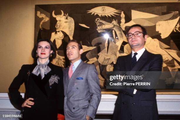 Paloma Picasso et son époux Rafael Lopez Sanchez lors de l'exposition du tableau de Pablo Picasso 'Guernica' au Museo Reina Sofía, le 25 octobre 1981...