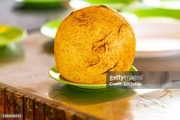 vietnamese gebakken sticky rice ball dessert - rice ball stockfoto's en -beelden