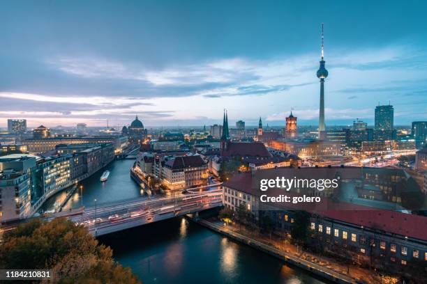 blue hour over berlin cityscape - berlin skyline imagens e fotografias de stock