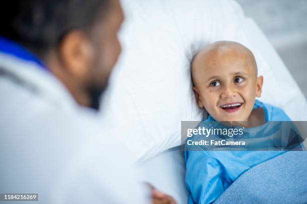 リトルがん患者は医師によって訪問され、笑顔のストック写真を共有します - kids cancer smile ストックフォトと画像