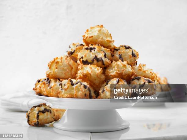 platte von coconut macaroons - coconut biscuits stock-fotos und bilder