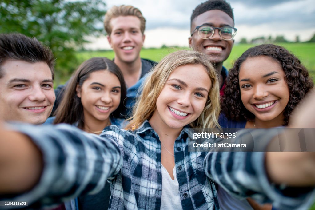 Multi_ethnic Teenager, die ein Selbstporträt-Stockfoto machen