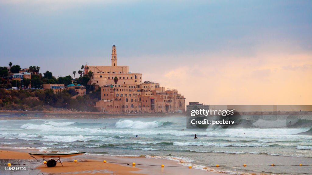 Jaffa Sunset, surfers in actie-Tel Aviv, Israël