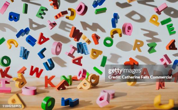 falling letters - text stock-fotos und bilder