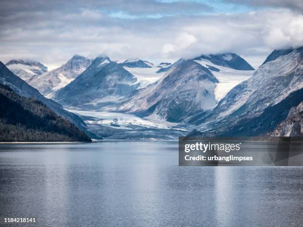 montañas nevadas y ensemnivelión de mareas en el parque nacional glacier bay - pasaje interior fotografías e imágenes de stock