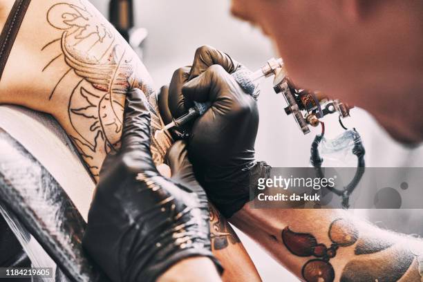 tattoo artist gör en tatuering på en axel - tattoos bildbanksfoton och bilder