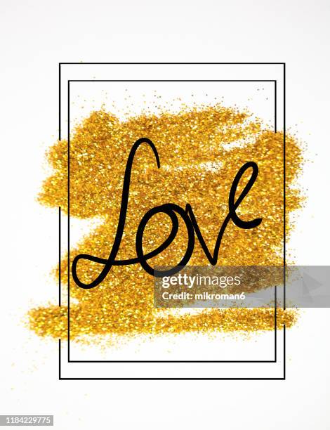 gold glitter and love - couple au lit stockfoto's en -beelden