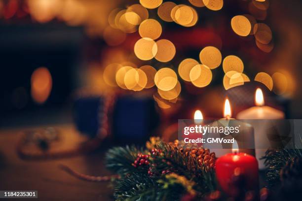 weihnachtsdekoration mit kerzen und weihnachtsbeleuchtung - weihnachten kerze stock-fotos und bilder