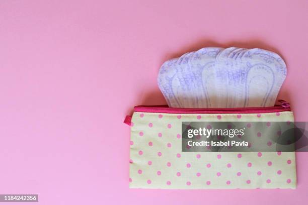 menstrual bag with sanitary napkins on pink background - tampon menstruation stock-fotos und bilder