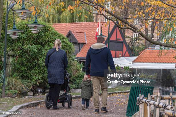 familie wandeling in tivoli - famous family funfair stockfoto's en -beelden
