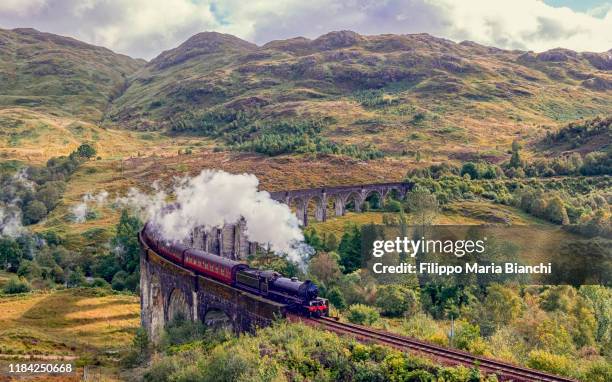 harry potter train - tren de vapor fotografías e imágenes de stock